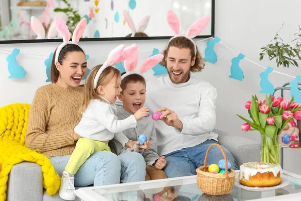 Joyeux Famille Dans Les Oreilles Lapin Avec Des Œufs Pâques — Photo