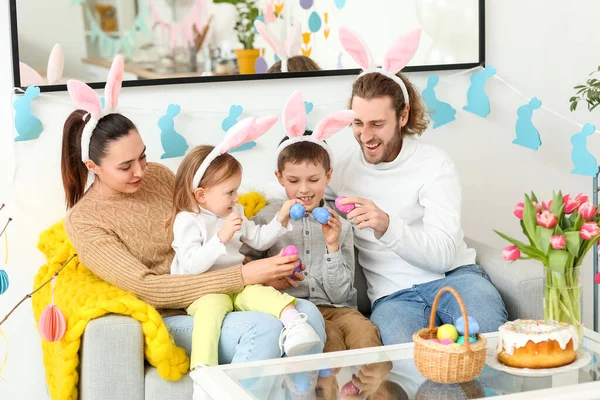 Šťastná Rodina Králičí Uši Velikonočními Vejci Sedí Pohovce Doma — Stock fotografie