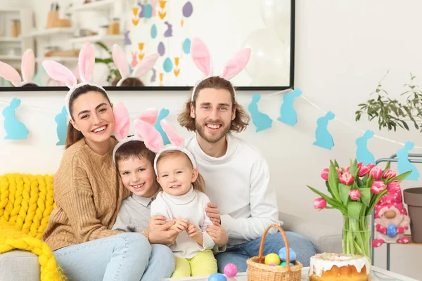 Šťastná Rodina Králičí Uši Doma Velikonočním Dni — Stock fotografie