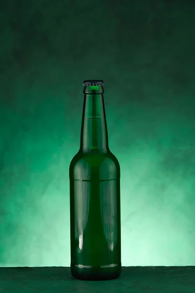 Egy Üveg Sör Szent Patrik Napi Ünnepségre Zöld Alapon — Stock Fotó