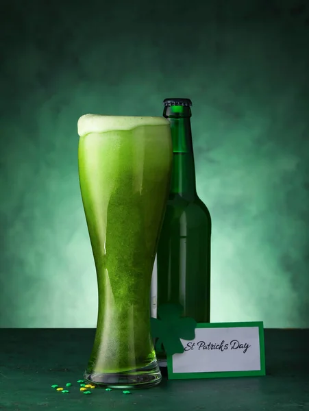 Fles Glas Bier Voor Patrick Day Viering Groene Achtergrond — Stockfoto