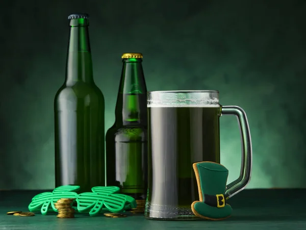 Bottles Glass Beer Gingerbread Cookie Patrick Day Celebration Green Background — Stock Photo, Image