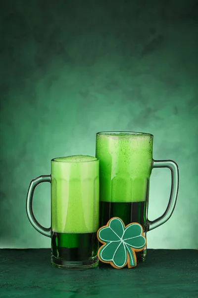 Glasses Beer Gingerbread Cookie Patrick Day Celebration Green Background — Stock Photo, Image