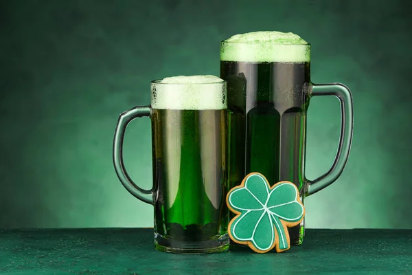 Glasses Beer Gingerbread Cookie Patrick Day Celebration Green Background — Stock Photo, Image