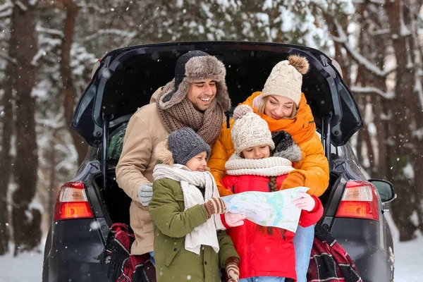 Gelukkige Familie Met Kaart Auto Het Bos Besneeuwde Winterdag — Stockfoto