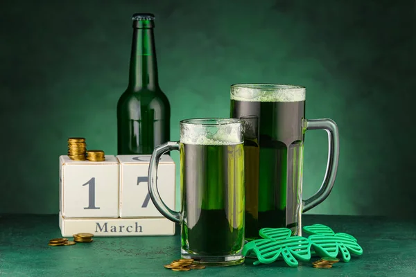 Glasses Beer Calendar Date Patrick Day Celebration Green Background — Stock Photo, Image