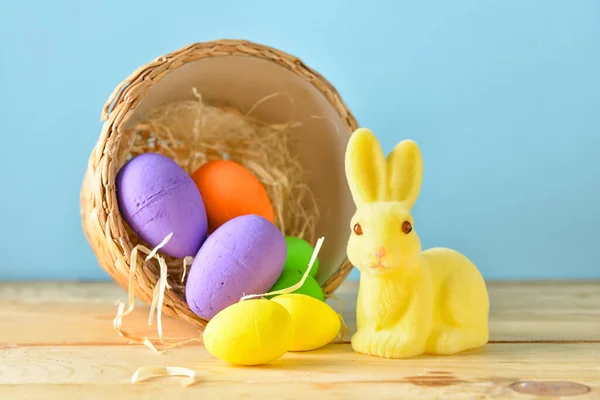 배경에 달걀을 부활절 토끼와 바구니 — 스톡 사진