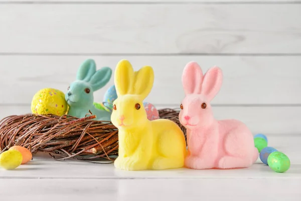 Lapins Pâques Nid Avec Œufs Peints Sur Fond Bois Blanc — Photo