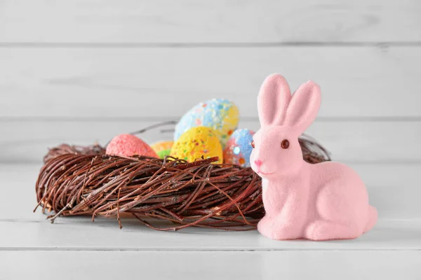 Velikonoční Zajíček Hnízdo Malovanými Vejci Bílém Dřevěném Pozadí — Stock fotografie
