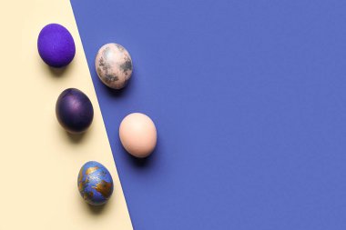 Renkli Paskalya yumurtalarının kompozisyonu