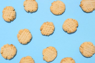 Mavi arka planda lezzetli fıstıklı kurabiyeler