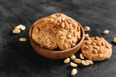 Siyah arka planda lezzetli fıstıklı kurabiyeler.