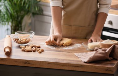 Mutfak masasında fıstık kurabiyesi hazırlayan kadın, yakın plan.