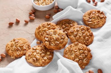 Bej arka planda lezzetli fıstıklı kurabiyeler