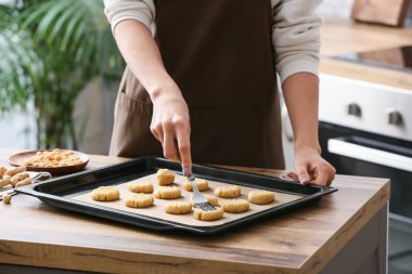 Mutfak masasında fıstık kurabiyesi hazırlayan kadın, yakın plan.