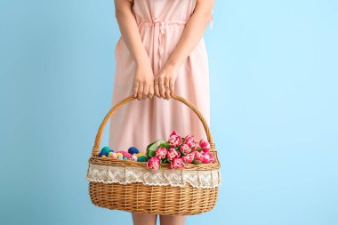 Arka planda Paskalya sepeti olan güzel bir kadın.