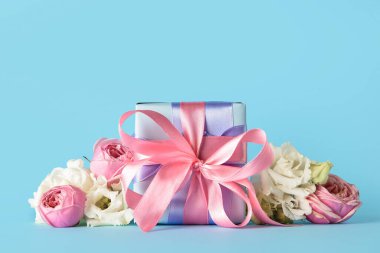 Uluslararası Kadınlar Günü hediyesi ve renk arkaplanda güzel çiçekler