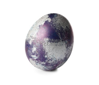 Beyaz arka planda güzel bir Paskalya yumurtası