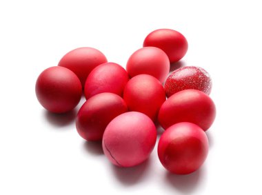 Beyaz arka planda birçok renkli Paskalya yumurtası