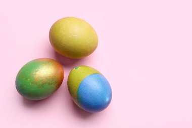 pembe bir arka plan üzerinde boyalı Paskalya yumurtaları