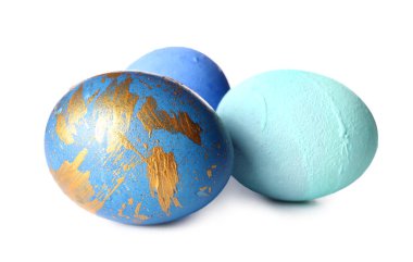 Beyaz arka planda izole edilmiş Paskalya yumurtaları