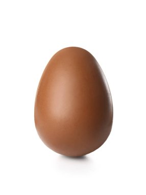 Beyaz arka planda lezzetli bir paskalya yumurtası.