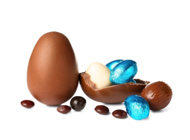 Beyaz arka planda farklı çikolatalı Paskalya yumurtaları