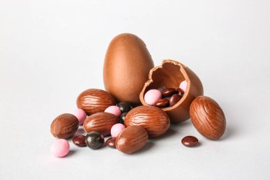 Farklı çikolata Paskalya yumurtaları ve hafif arka planda lezzetli şekerler.