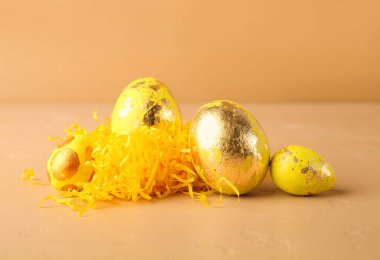 Bej arka planda güzel Paskalya yumurtaları