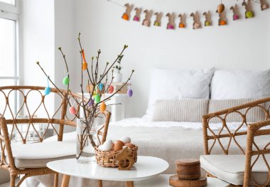 Yatak odasının içinde Paskalya yumurtaları olan bir sepet.