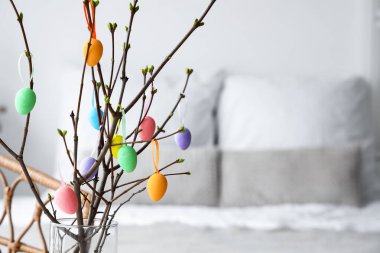 Yatak odasının içinde Paskalya yumurtaları olan dallar, yakın plan.