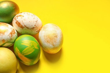 Renkli arka planda çok renkli Paskalya yumurtaları