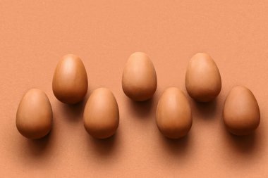 Renkli arkaplanda lezzetli çikolatalı Paskalya yumurtası kompozisyonu