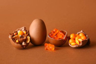 Kırık çikolatalı Paskalya yumurtaları ve farklı renkte şekerler.