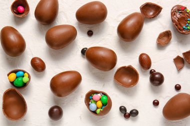 Çikolatalı Paskalya yumurtaları ve hafif arka planda farklı şekerler.