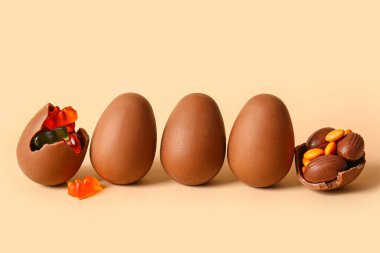 Kırık paskalya yumurtaları ve bej arka planda farklı şekerler.