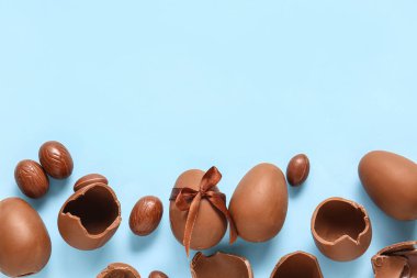 Kırık çikolatalı Paskalya yumurtaları mavi arka planda