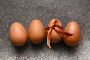 Koyu arka planda çikolata paskalya yumurtaları