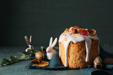 Lezzetli Paskalya pastası ve yumurtalar masada.