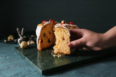 Lezzetli Paskalya pastası yiyen bir kadın