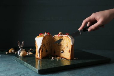 Masada lezzetli paskalya pastası kesen kadın.