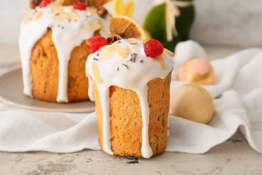 Lezzetli Paskalya pastaları masada.