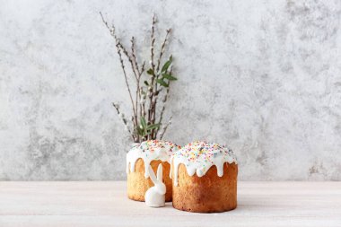 Lezzetli Paskalya pastaları masada.