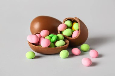 Kırık çikolatalı Paskalya yumurtaları. Arka planda farklı şekerler var. Yakın plan.