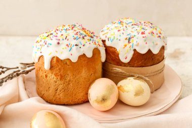 Enfes Paskalya kekleri ve hafif arka planda yumurtaları olan tabak.