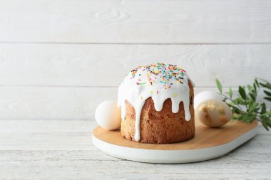 Lezzetli Paskalya pastası ve beyaz ahşap arka planda yumurtalar.