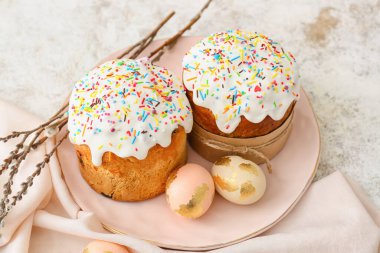 Enfes Paskalya kekleri ve hafif arka planda yumurtaları olan tabak.