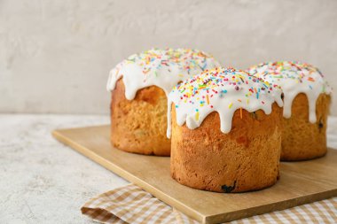 Hafif arka planda lezzetli Paskalya pastaları olan ahşap tahta tahta.