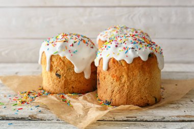 Beyaz ahşap arka planda lezzetli Paskalya pastaları.