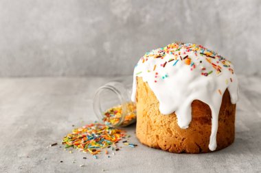 Gri arka planda lezzetli Paskalya pastası